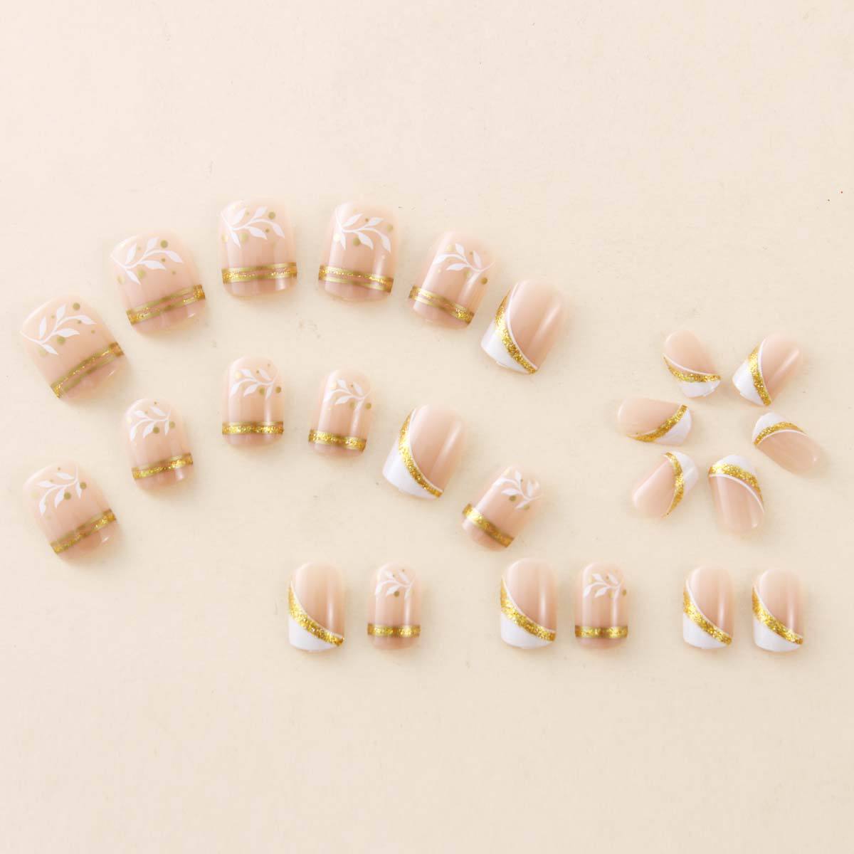 Nail Art Design - Kurze, quadratische Press-On-Nägel in Nude mit