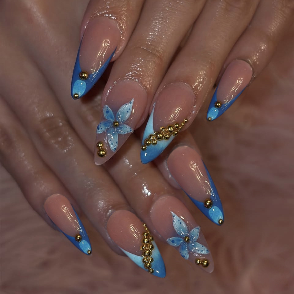 Nail Art Quirky - Künstliche Nägel in Nude-Tönen mit rosa-blauem