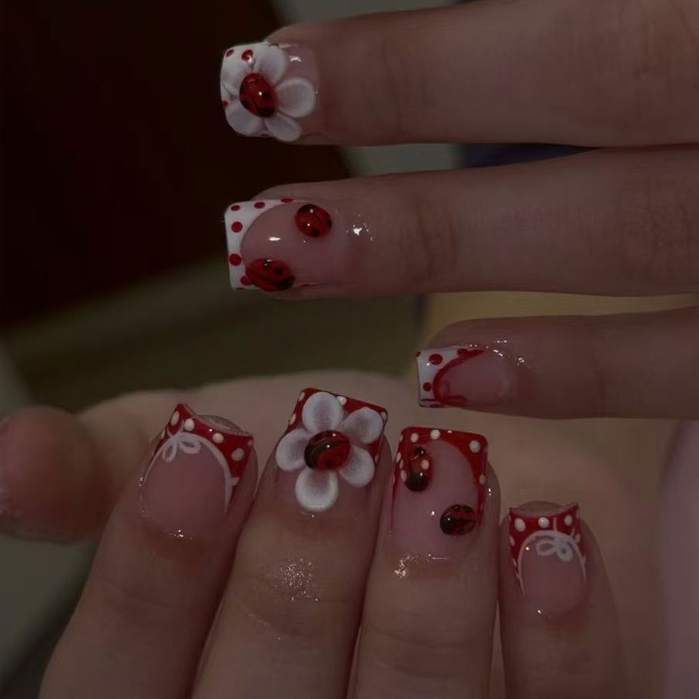 Nail Art Design - 24 Stück pro Set. Rechteckige 3D-Gel-Blumen-Polka-Dot-Marienkäfer-rote