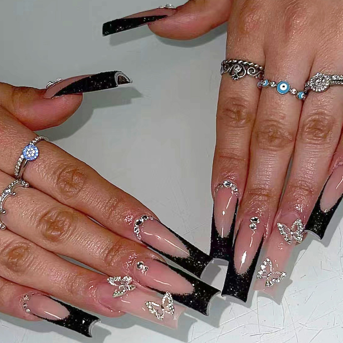 Nail Art Quirky - 24-teiliges schwarzes französisches Kunstnägel-Set, Schmetterlings-Strass-Design, langes