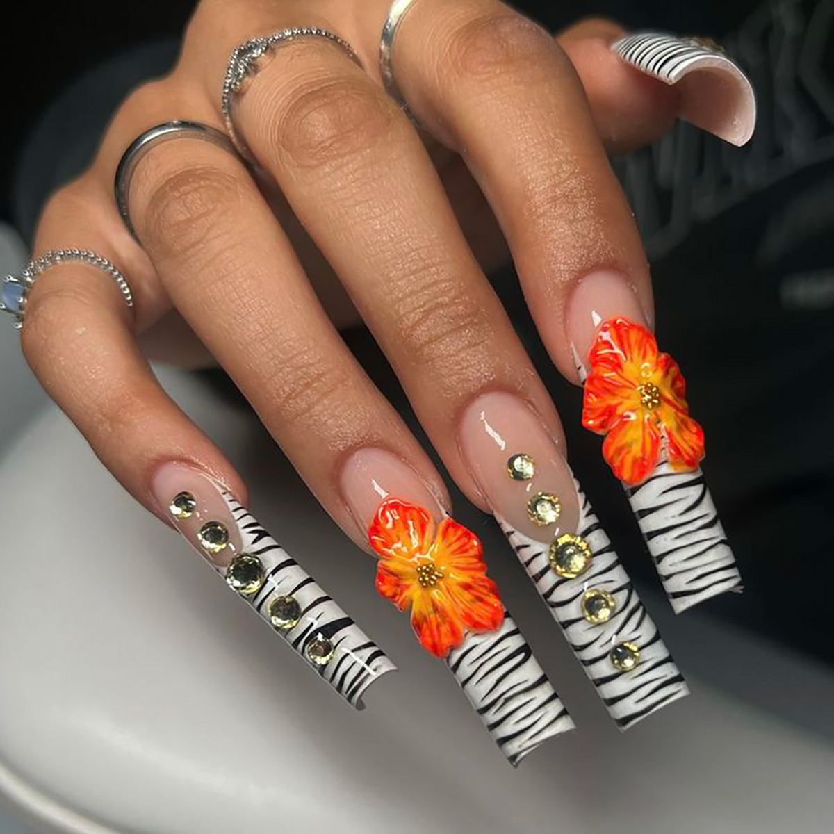 Nail Art Quirky - 24 Stück Blumen-Press-on-Nägel, Kunstlinien, französische Spitzen,